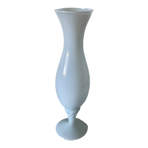 Vase opaline blanc pied torsadé