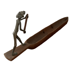 Statuette laiton africaine Bamoun sur pirogue en bois