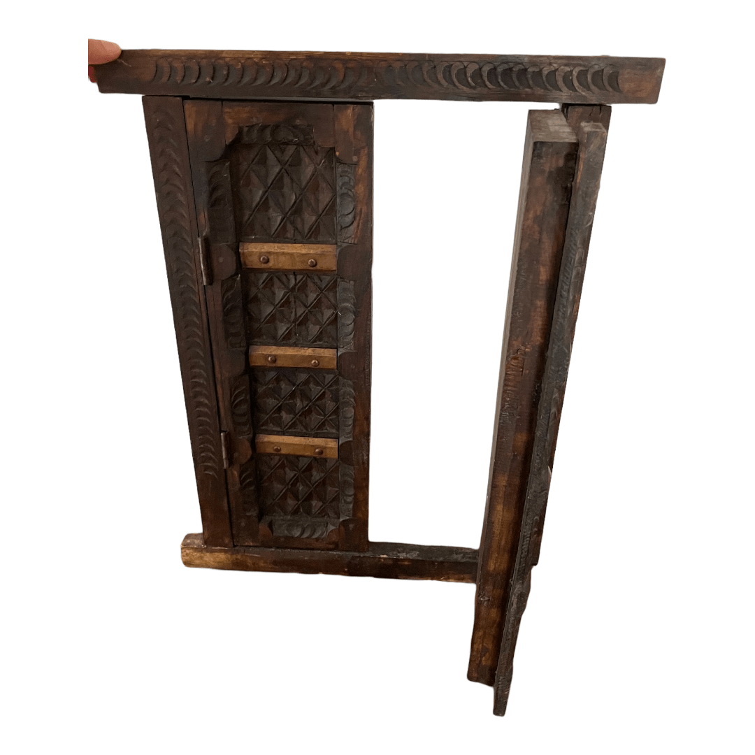 porte indienne ancienne en bois sculpté et laiton