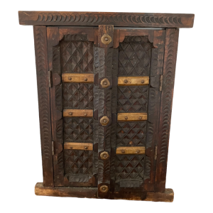 porte indienne ancienne en bois sculpté et laiton