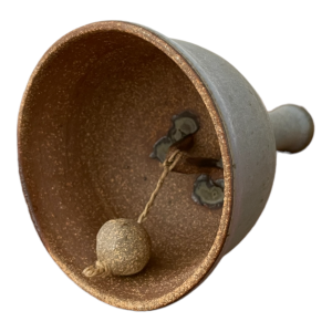 Cloche de table artisanale en grès