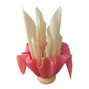 Lampe de table Kali Georgia Jacob résine drapée rose et crème