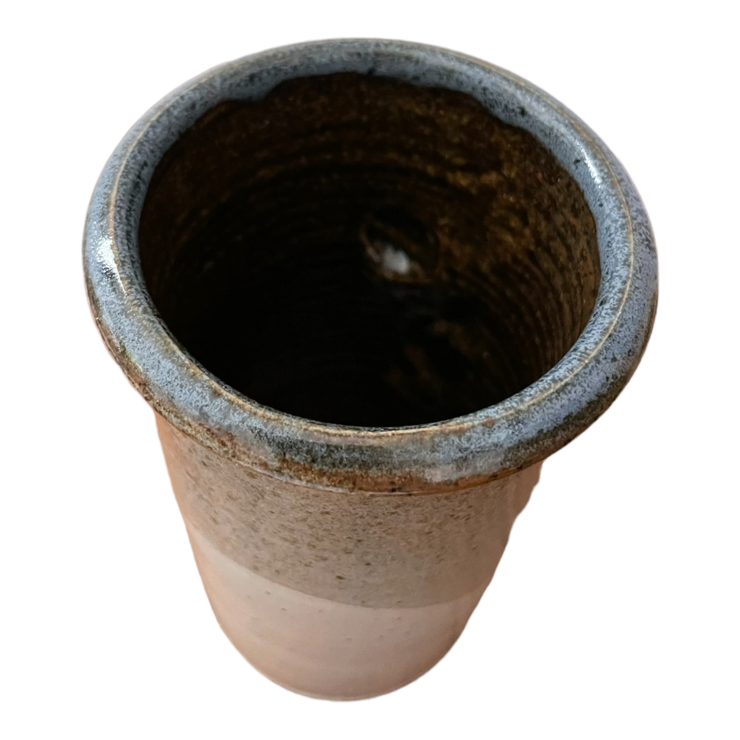 Vase rouleau moderniste motif en volume signé