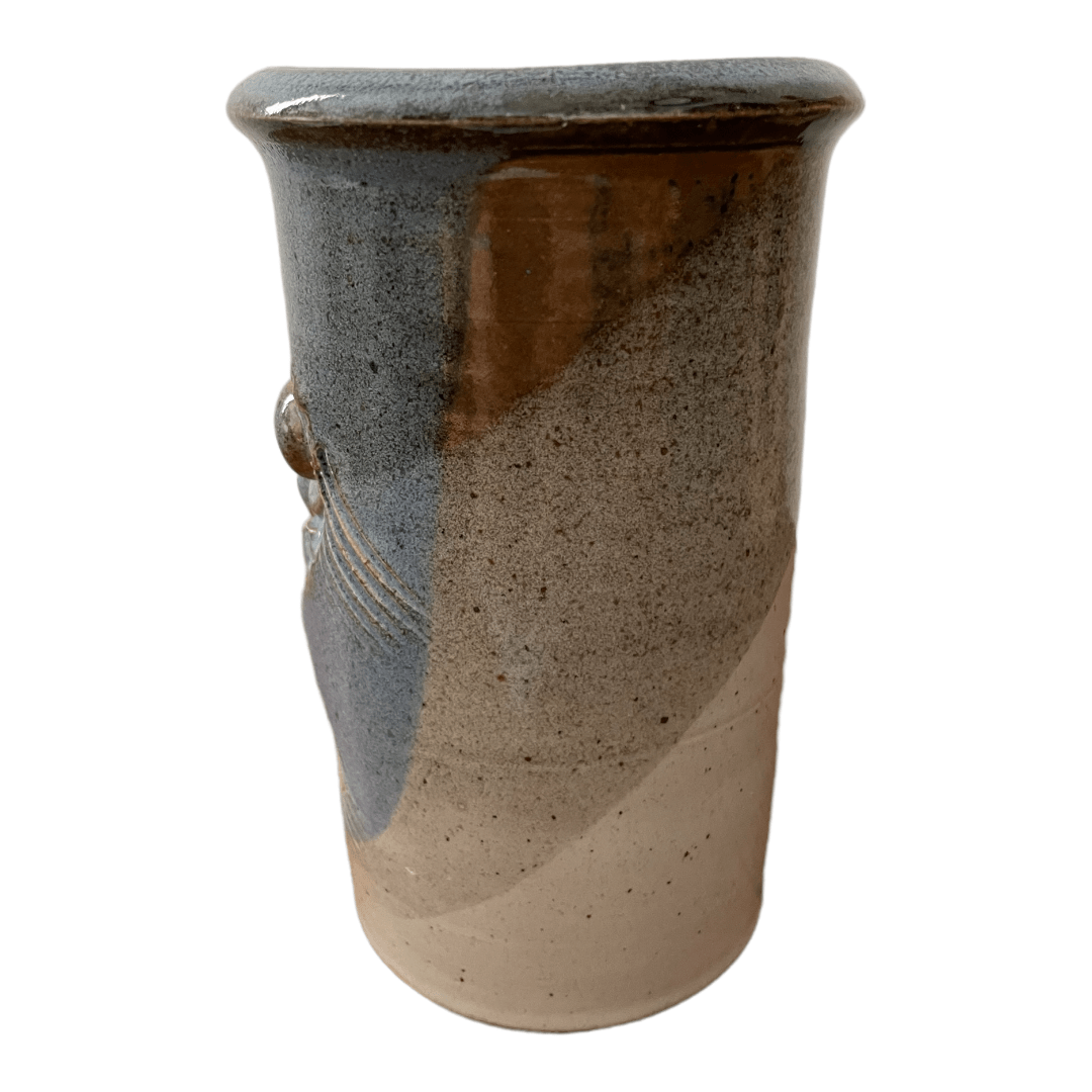 Vase rouleau moderniste motif en volume signé