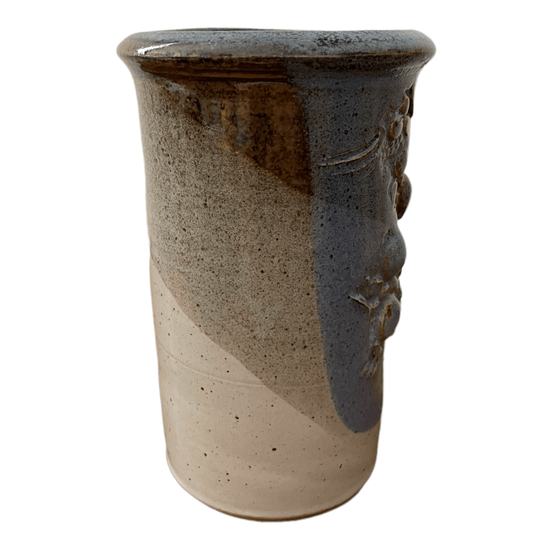 Vase rouleau moderniste motif en volume signé