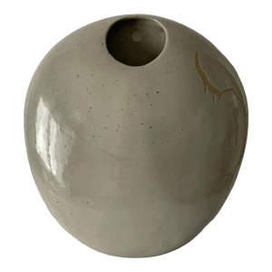 Vase mural lentille ikebana céramique beige décor scarifié