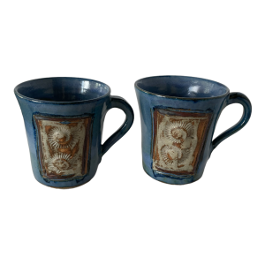 Lot de 2 mugs signés en grès motif coquillage