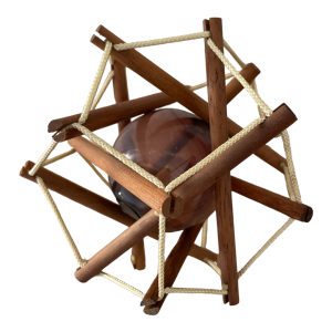 Casse tête en bois atome verre bois et corde