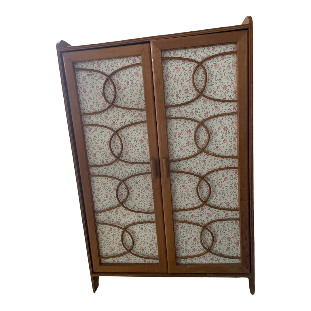 Armoire meuble de poupée vintage bois décor rotin