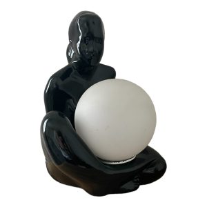 Lampe céramique noire femme assise globe