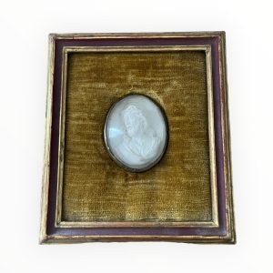 Cadre médaillon religieux verre bombé Christ plâtre sculpté