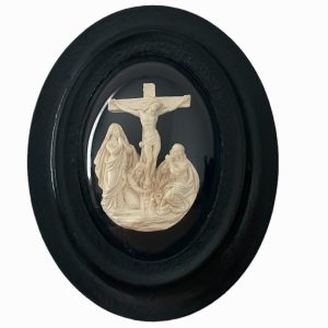 Cadre ovale Napoléon III bois noirci scène religieuse verre bombé