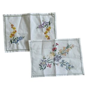 Deux sets de table coton brodé fleurs