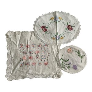 Lot de 3 napperons vintage ou centre de table broderies fleurs