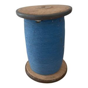 Bobine de fil à coudre en bois vintage d’atelier bleu