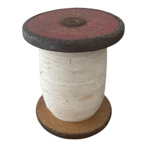 Bobine de fil à coudre en bois vintage d’atelier blanc