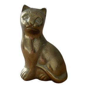 Chat assis en laiton
